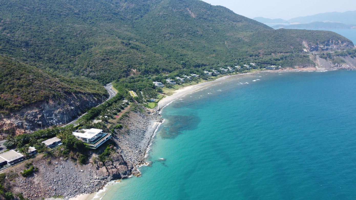 Dừng chân trên đèo cảm nhận những luồng gió mát từ biển thổi vào, phóng tầm mắt ra xa ngắm những hòn đảo lớn nhỏ nhấp nhô như một bức tranh thủy mặc trên vịnh Nha Trang, du khách sẽ cảm thấy rất thư giãn và thoải mái.