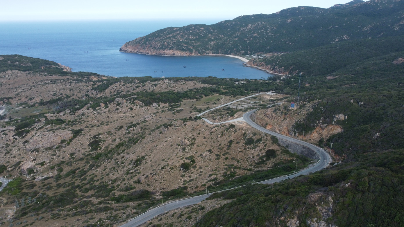 Đi về đường ven biển phía Nam của tỉnh Khánh Hòa du khách sẽ được trải nghiệm những cung bậc cảm xúc khác nhau khi bắt gặp những cảnh đẹp hiếm có của thiên nhiên.