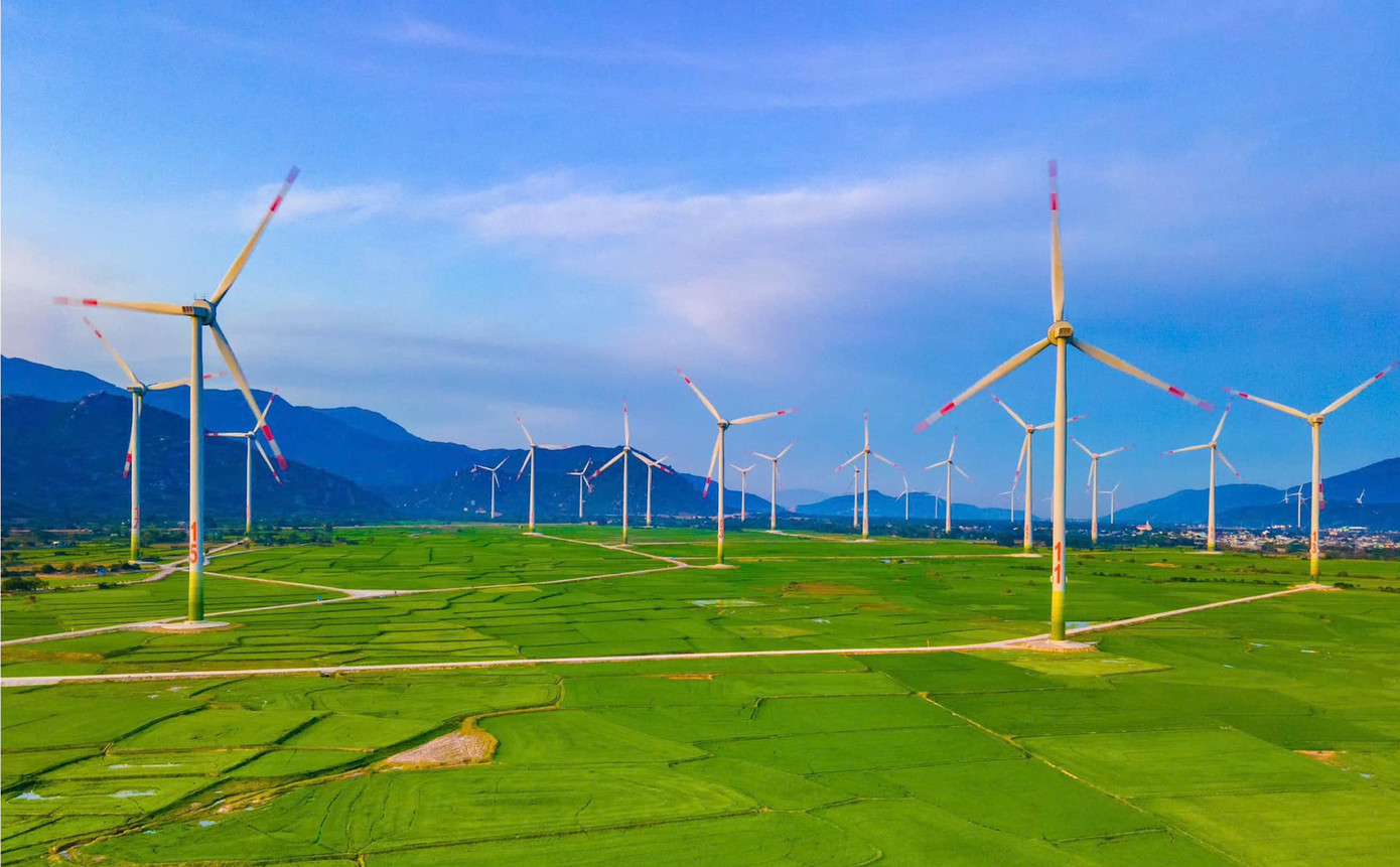 Hay qua những cánh đồng điện gió vừa mang nét yên bình cùng khung cảnh nên thơ. Chia sẻ tại buổi chào cờ đầu tháng 7/2025, ông Nghiêm Xuân Thành - Bí thư Tỉnh ủy Khánh Hòa cho biết, Khánh hoà đang đứng trước tiềm năng, cơ hội, vận hội lớn chưa từng có. Không gian phát triển mới sau hợp nhất sẽ mở ra cơ hội to lớn, đòi hỏi phải có tư duy mới, cách làm đột phá để nhanh chóng chuyển hoá các cơ hội, tiềm năng nổi trội thành các nguồn lực, động lực phát triển, đồng thời với giải quyết các điểm nghẽn, đưa Khánh Hòa bước vào một thập niên nâng tầm phát triển, nằm trong nhóm các tỉnh, thành phố tăng trưởng cao nhất cả nước.