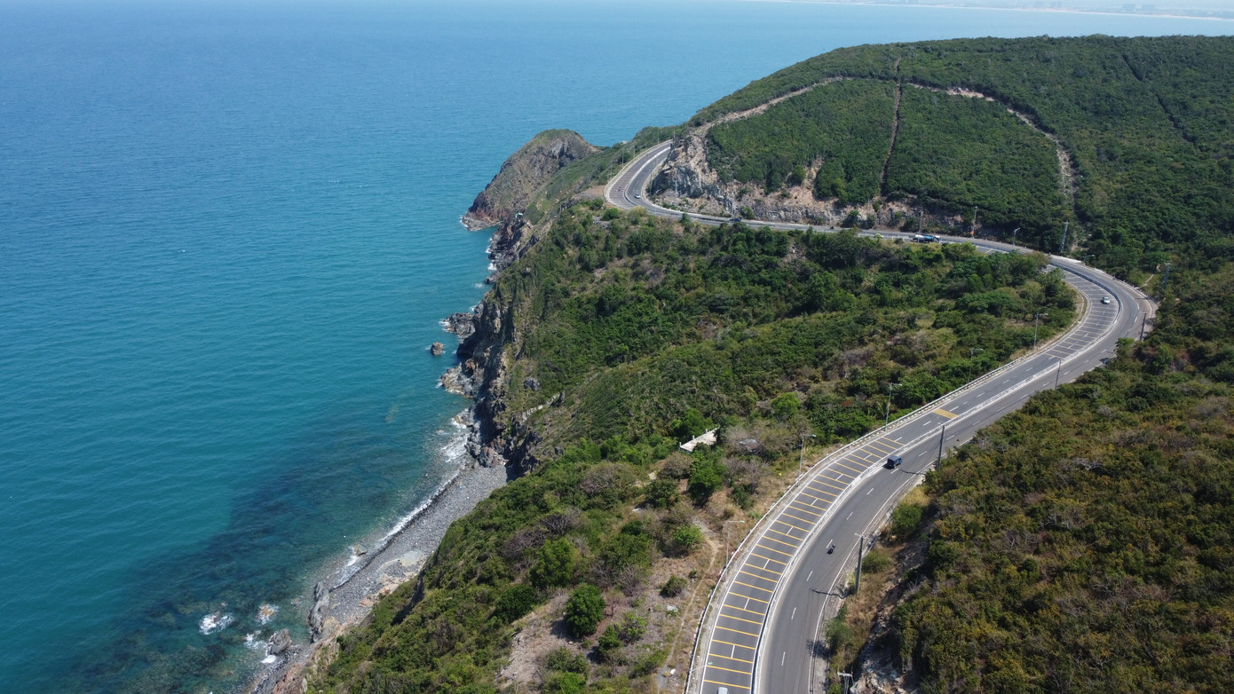 Từ Nha Trang đi theo đường Nguyễn Tất Thành vượt qua đèo Cù Hin, du khách sẽ cảm thấy mê mẩn bởi cảnh sắc đẹp tựa một bức tranh nơi đây, với một bên là rừng núi hùng vĩ, một bên là biển xanh bao la.