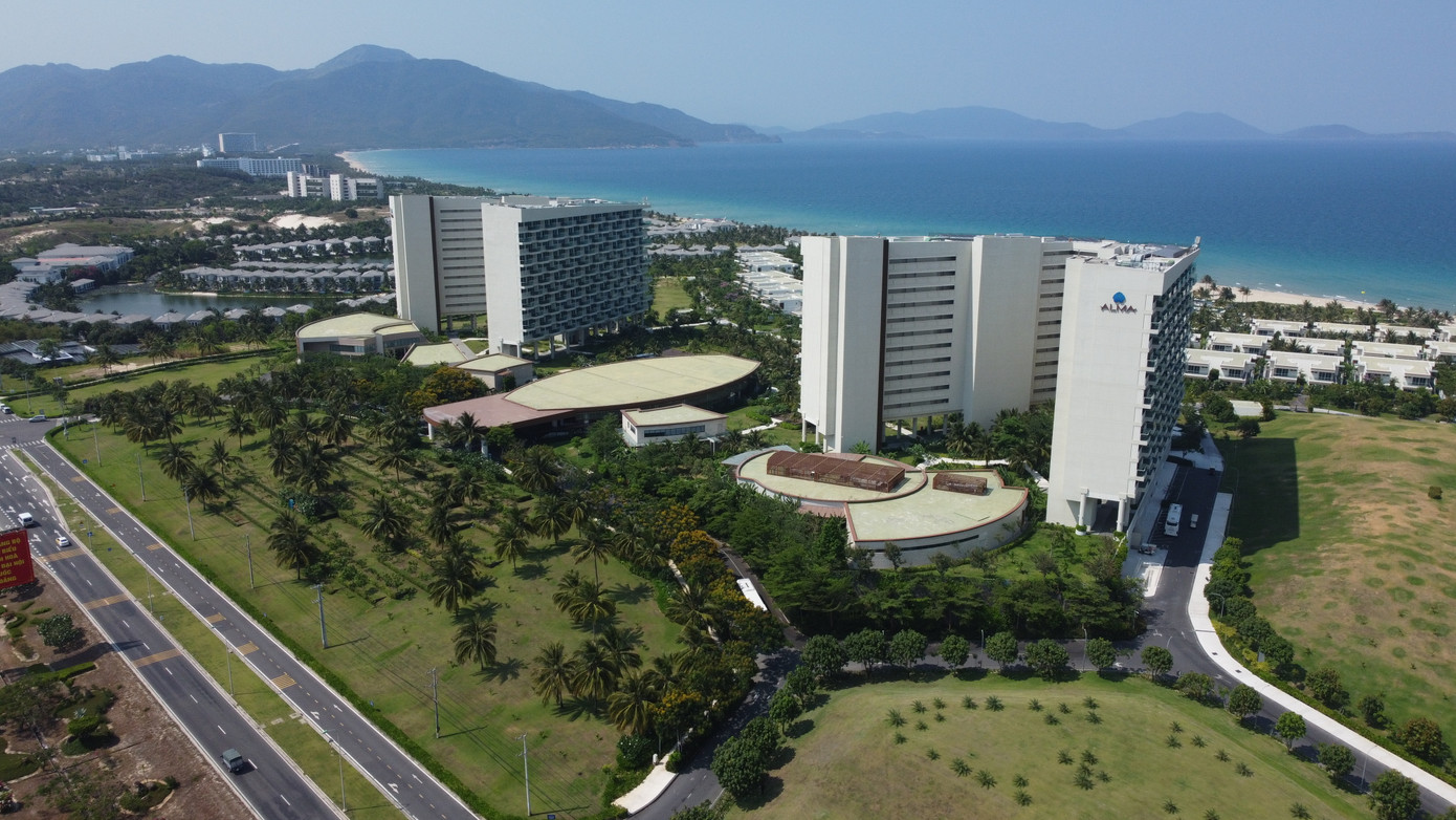 Vượt đèo Cù Hin là đến thiên đường của resort tại khu vực Bãi Dài, Cam Lâm. Nơi đây có hàng chục khu resort cao cấp, chạy dọc bờ biển đến tận sân bay Cam Ranh.