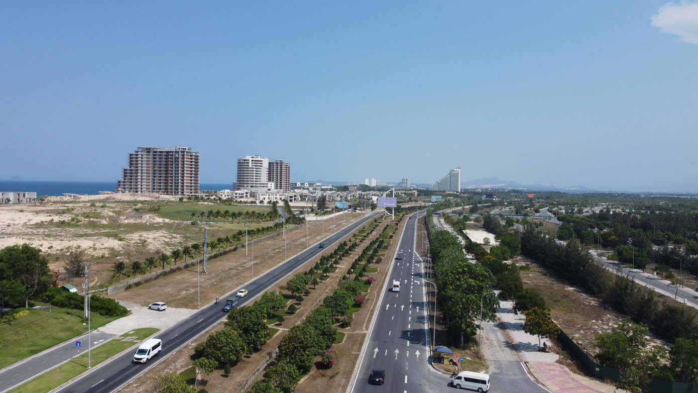 Bãi Dài có biển trong xanh, bờ cát trắng trải dài mịn màng, sóng không quá lớn, tạo nên vẻ đẹp yên bình thơ mộng, phù hợp với du lịch nghỉ dưỡng biển. Nơi đây đã được Tạp chí National Geographic bình chọn là 1 trong 10 bãi biển đẹp nhất hành tinh.