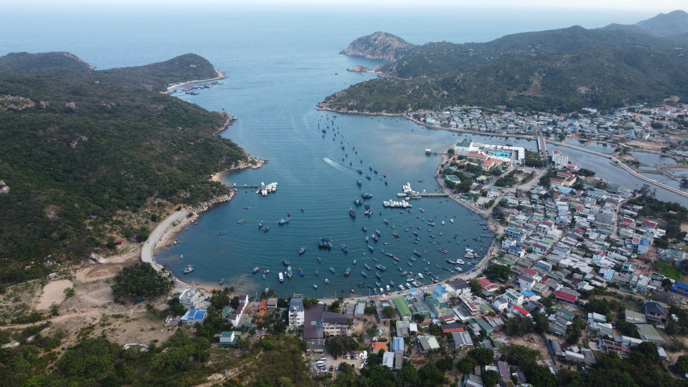 Nằm nép mình bên dãy núi Chúa hùng vĩ, vịnh Vĩnh Hy được biết đến như một trong những vịnh biển đẹp nhất tại Việt Nam. Đến Vĩnh Hy du khách có thể trải nghiệm những hoạt động thú vị như lặn biển ngắm san hô, đi bộ trên những bãi cát trắng hay thưởng thức hải sản tươi ngon từ biển cả.