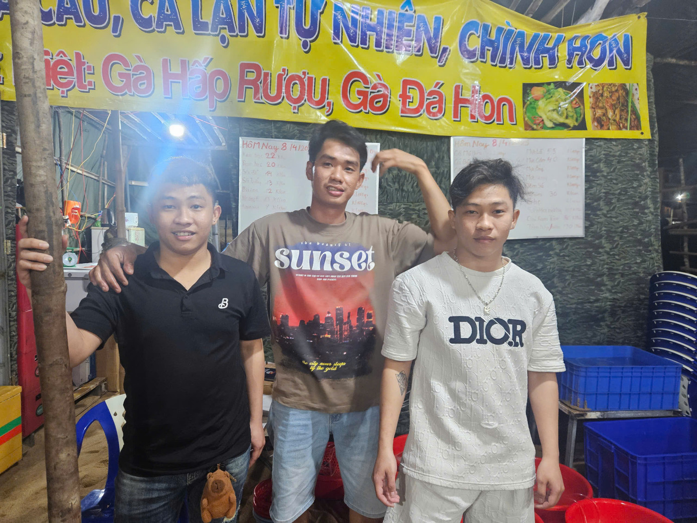 3 chàng trai dũng cảm cứu người. Từ trái qua: Tài, Tuyên và Trí. 3 chàng trai dũng cảm cứu người. Từ trái qua: Tài, Tuyên và Trí.