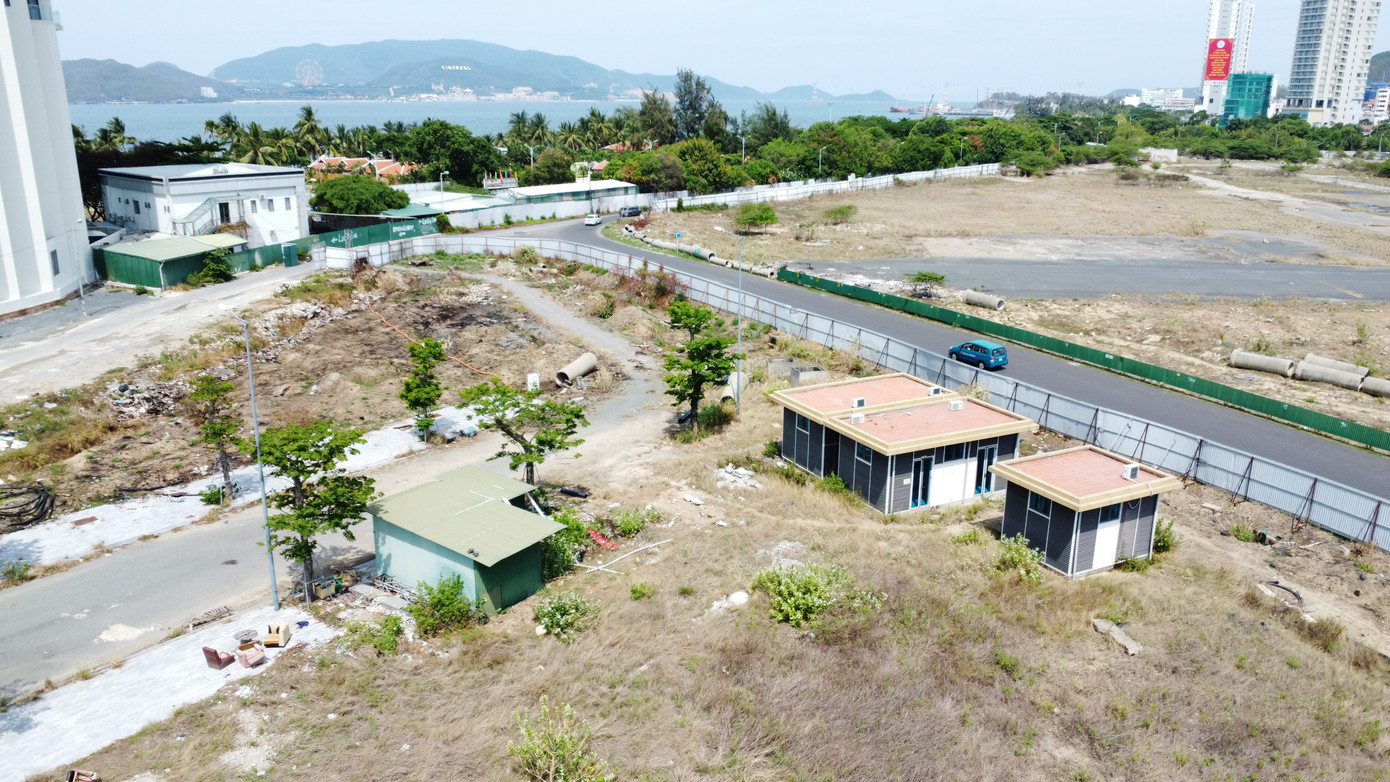 Cụ thể, Tập đoàn Phúc Sơn đã phân thành 1.112 lô để bán theo các dạng "hợp đồng hợp tác đầu tư", "hợp đồng tiến trình chuyển nhượng quyền sử dụng đất".