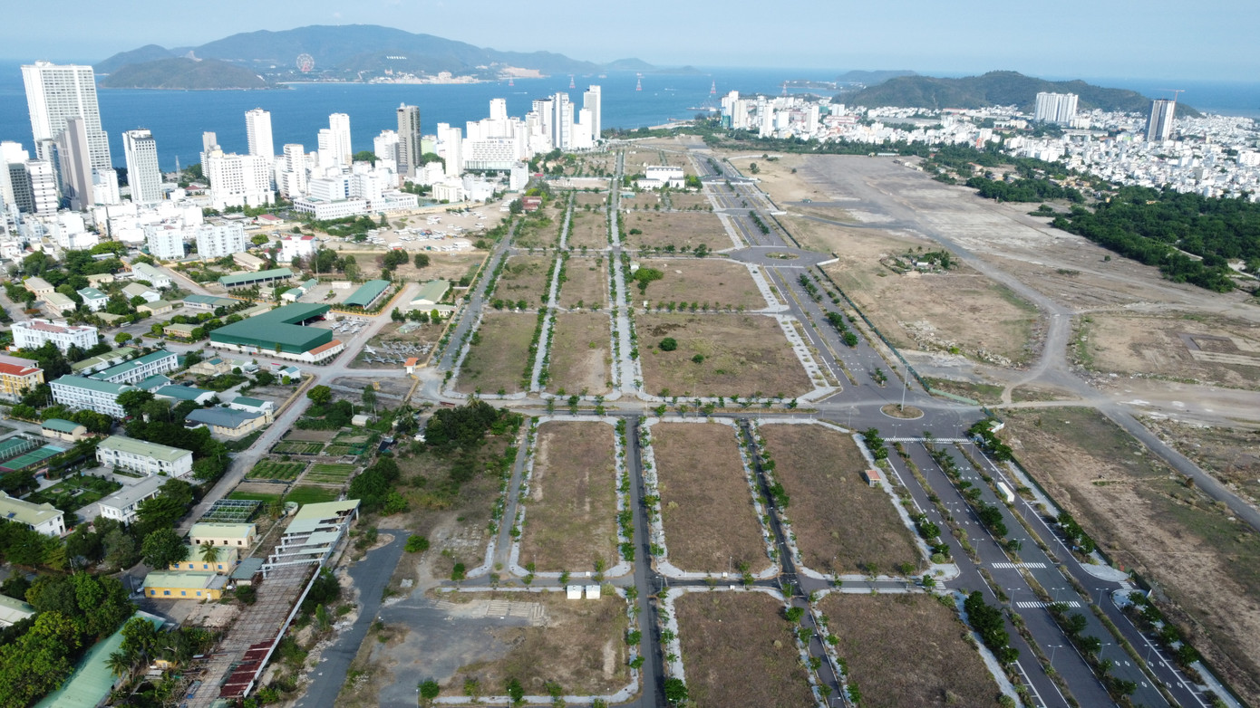 Cơ quan Điều tra hình sự Bộ Quốc phòng vừa có thông báo đang điều tra vụ án hình sự “Vi phạm các quy định về quản lý đất đai, lừa đảo chiếm đoạt tài sản” xảy ra tại tỉnh Khánh Hòa và một số địa phương khác. Đây là vụ án liên quan dự án Trung tâm thương mại, dịch vụ, tài chính, du lịch Nha Trang do Công ty CP Tập đoàn Phúc Sơn (của bị cáo Nguyễn Văn Hậu) làm chủ đầu tư.