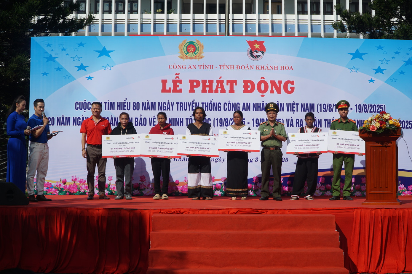 Trao biểu trưng hỗ trợ 7 căn nhà tình nghĩa cho các hộ dân có hoàn cảnh khó khăn của huyện Khánh Sơn và Khánh Vĩnh. Trao biểu trưng hỗ trợ 7 căn nhà tình nghĩa cho các hộ dân có hoàn cảnh khó khăn của huyện Khánh Sơn và Khánh Vĩnh.