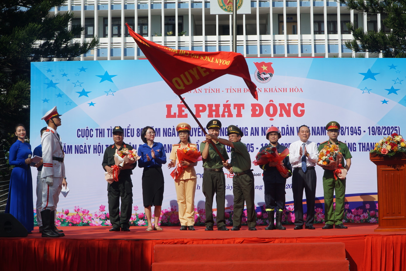 Lãnh đạo Công an tỉnh Khánh Hòa giao cờ nhiệm vụ Tháng Thanh niên cho tuổi trẻ Công an tỉnh. Lãnh đạo Công an tỉnh Khánh Hòa giao cờ nhiệm vụ Tháng Thanh niên cho tuổi trẻ Công an tỉnh.