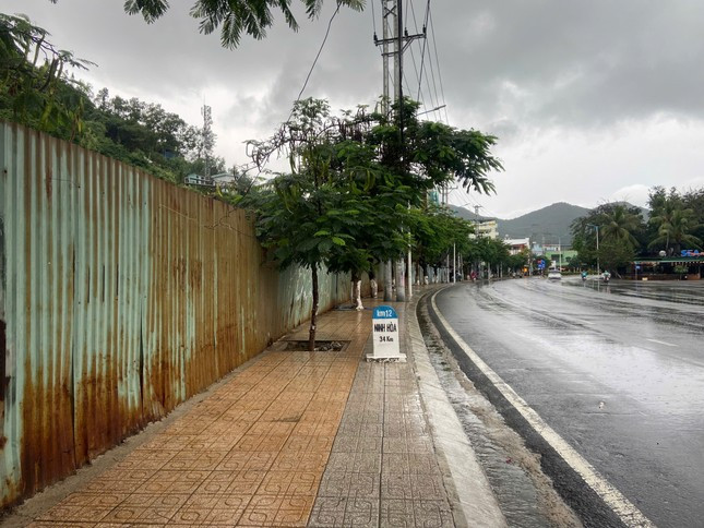 Dự án khách sạn Sasco Nha Trang "treo" suốt 20 năm được quây tôn ngay mặt đường Phạm Văn Đồng.