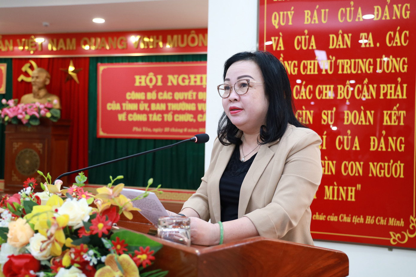 Bà Cao Thị Hòa An - Bí thư Tỉnh ủy Phú Yên phát biểu tại hội nghị. Ảnh: Ngọc Thắng.