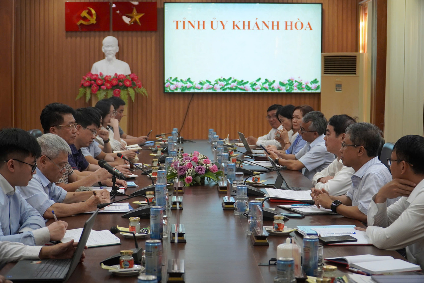 Toàn cảnh buổi làm việc.