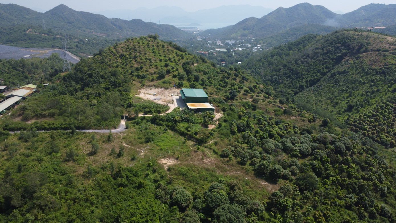 Xưởng sản xuất ma túy nằm trên đồi gần nghĩa trang phía Bắc, xã Vĩnh Lương.