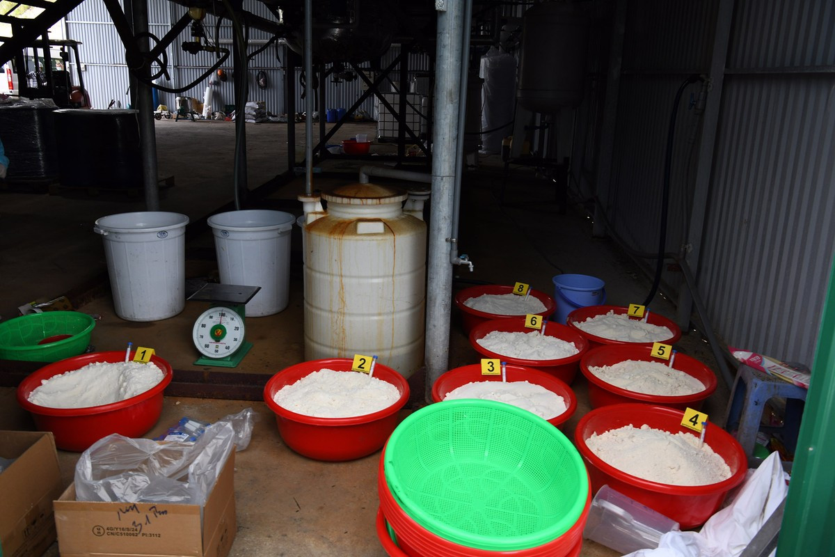 Các vật dụng đối tượng dùng để sản xuất ma túy. Ảnh: công an cung cấp.