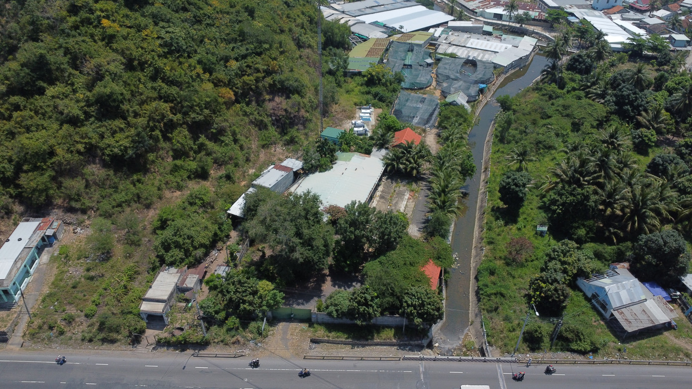 Kho xưởng chứa ma túy ở 47 Cát Lợi, xã Vĩnh Lương nằm ngay mặt đường Quốc lộ 1.