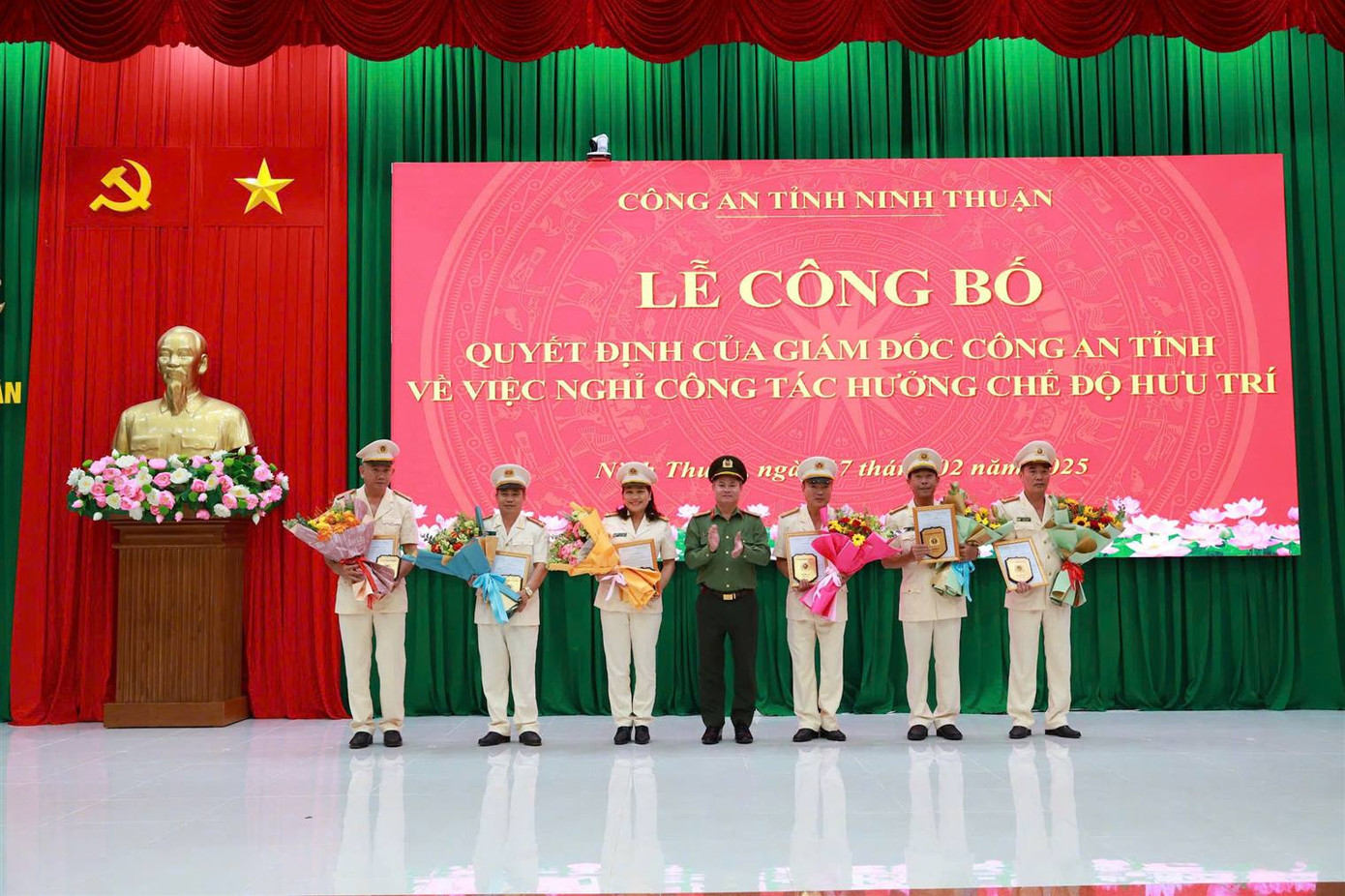 Lãnh đạo công an tỉnh Ninh Thuận trao quyết định nghỉ hưu trước tuổi cho các cán bộ. Ảnh: H.L. Lãnh đạo công an tỉnh Ninh Thuận trao quyết định nghỉ hưu trước tuổi cho các cán bộ. Ảnh: H.L.