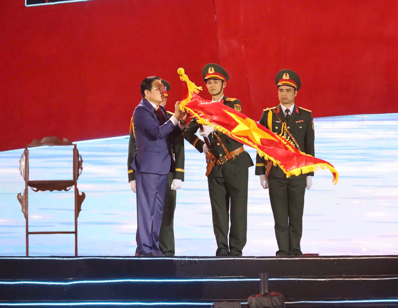 Trưởng Ban Nội chính Trung ương Phan Đình Trạc trao Huân chương Lao động hạng Nhất cho Đảng bộ, chính quyền và nhân dân tỉnh Phú Yên.