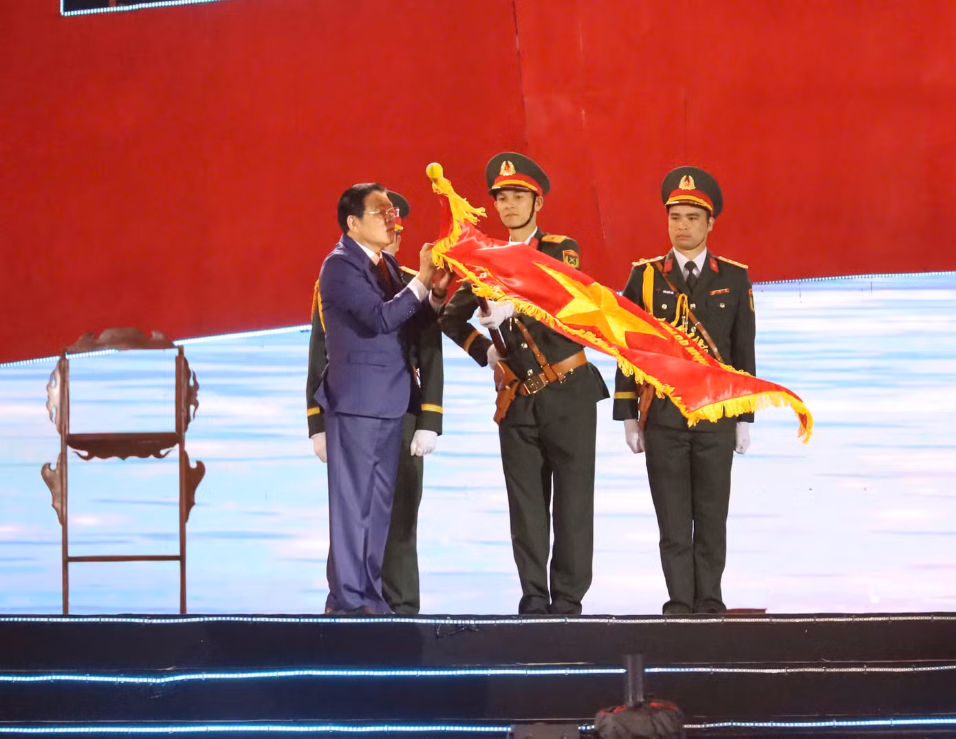 Trưởng Ban Nội chính Trung ương Phan Đình Trạc trao Huân chương Lao động hạng Nhất cho Đảng bộ, chính quyền và nhân dân tỉnh Phú Yên.
