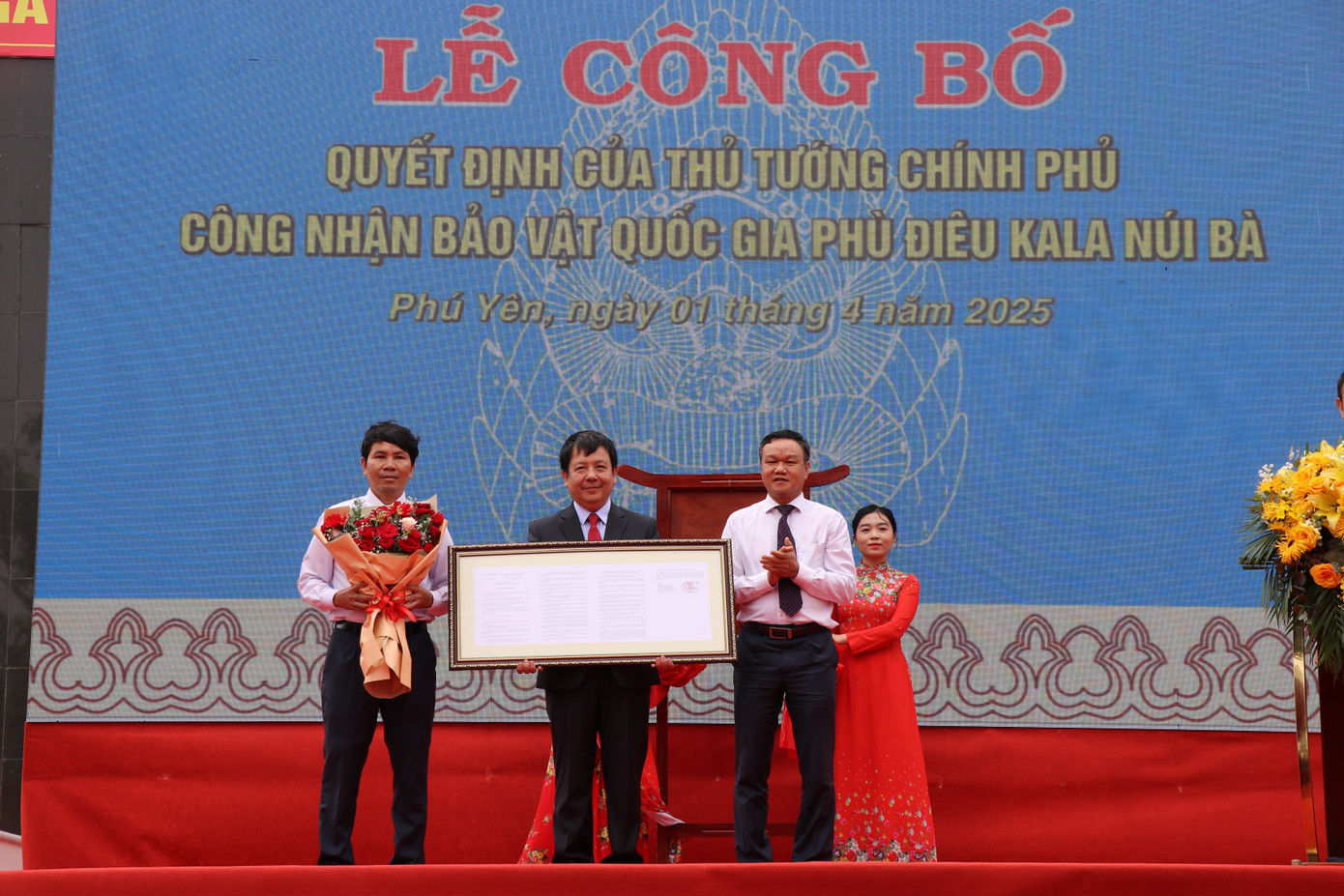 Trao quyết định của Thủ tướng Chính phủ công nhận Phù điêu Kala Núi Bà là bảo vật quốc gia.