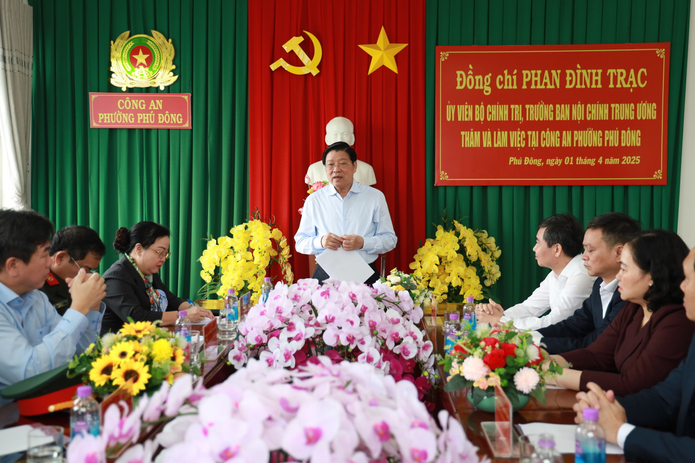 Trưởng ban Nội chính Trung ương phát biểu tại buổi làm việc với Công an phường Phú Đông.