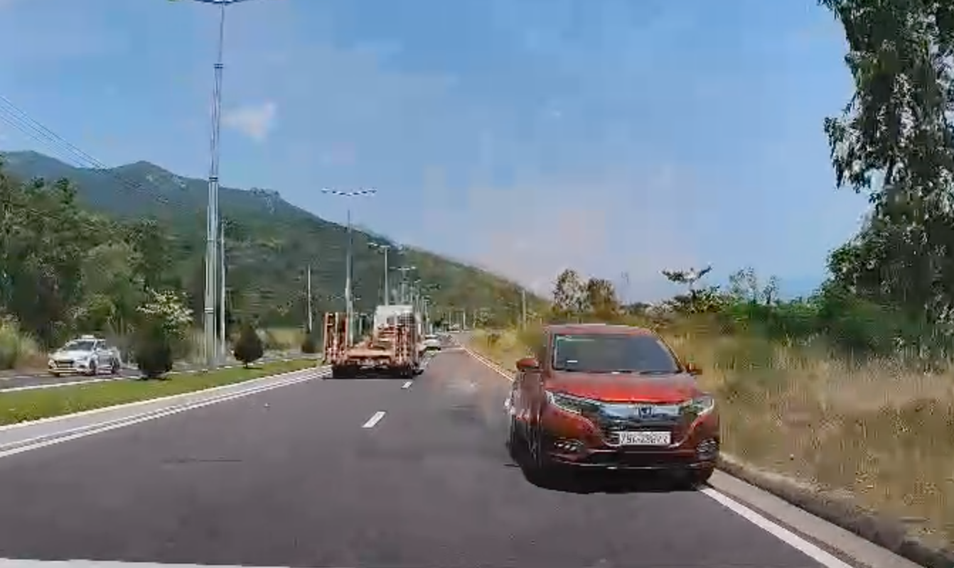 Xe ô tô màu đỏ đi ngược chiều trên đèo Cù Hin. Ảnh: Cắt từ clip. Xe ô tô màu đỏ đi ngược chiều trên đèo Cù Hin. Ảnh: Cắt từ clip.