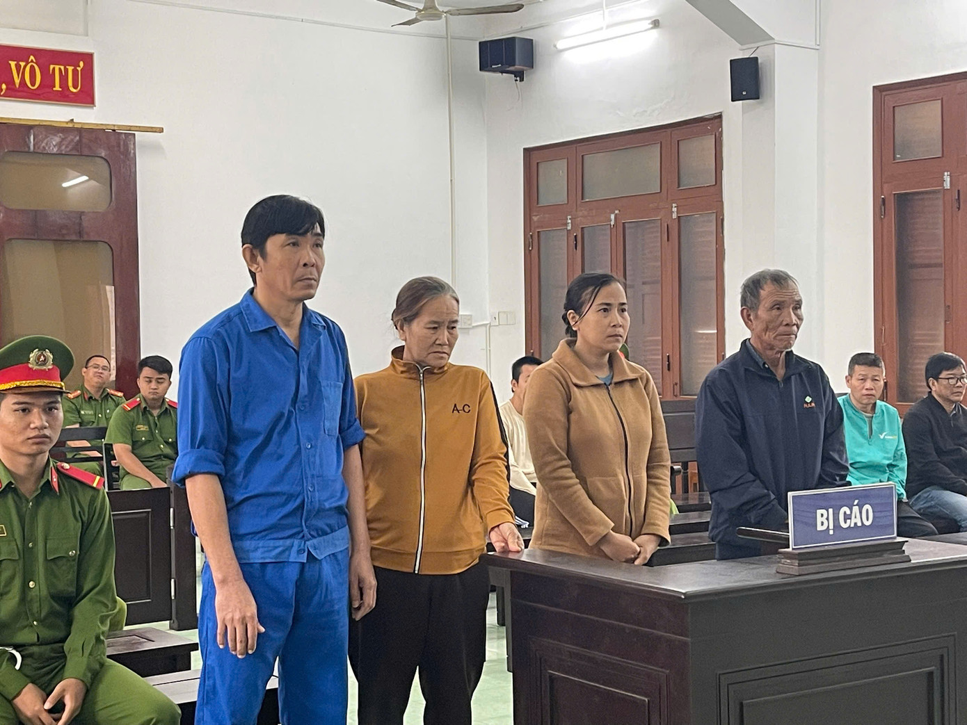 Các bị cáo tại tòa.