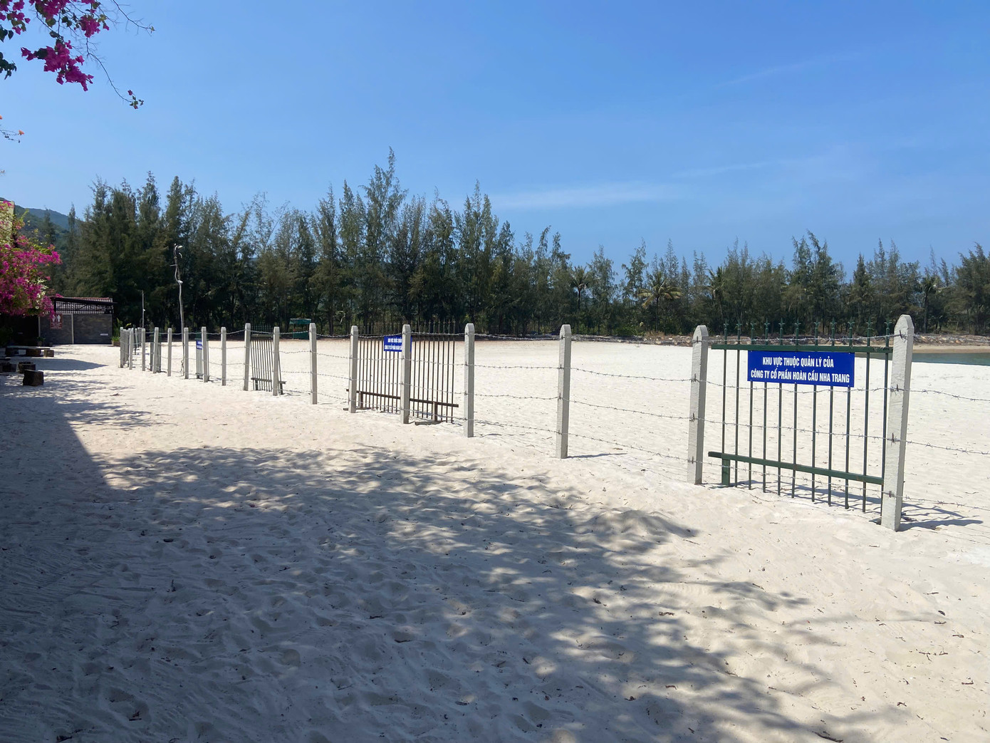 Còn khoảng 150m rào thép gai chưa được tháo dỡ. Còn khoảng 150m rào thép gai chưa được tháo dỡ.