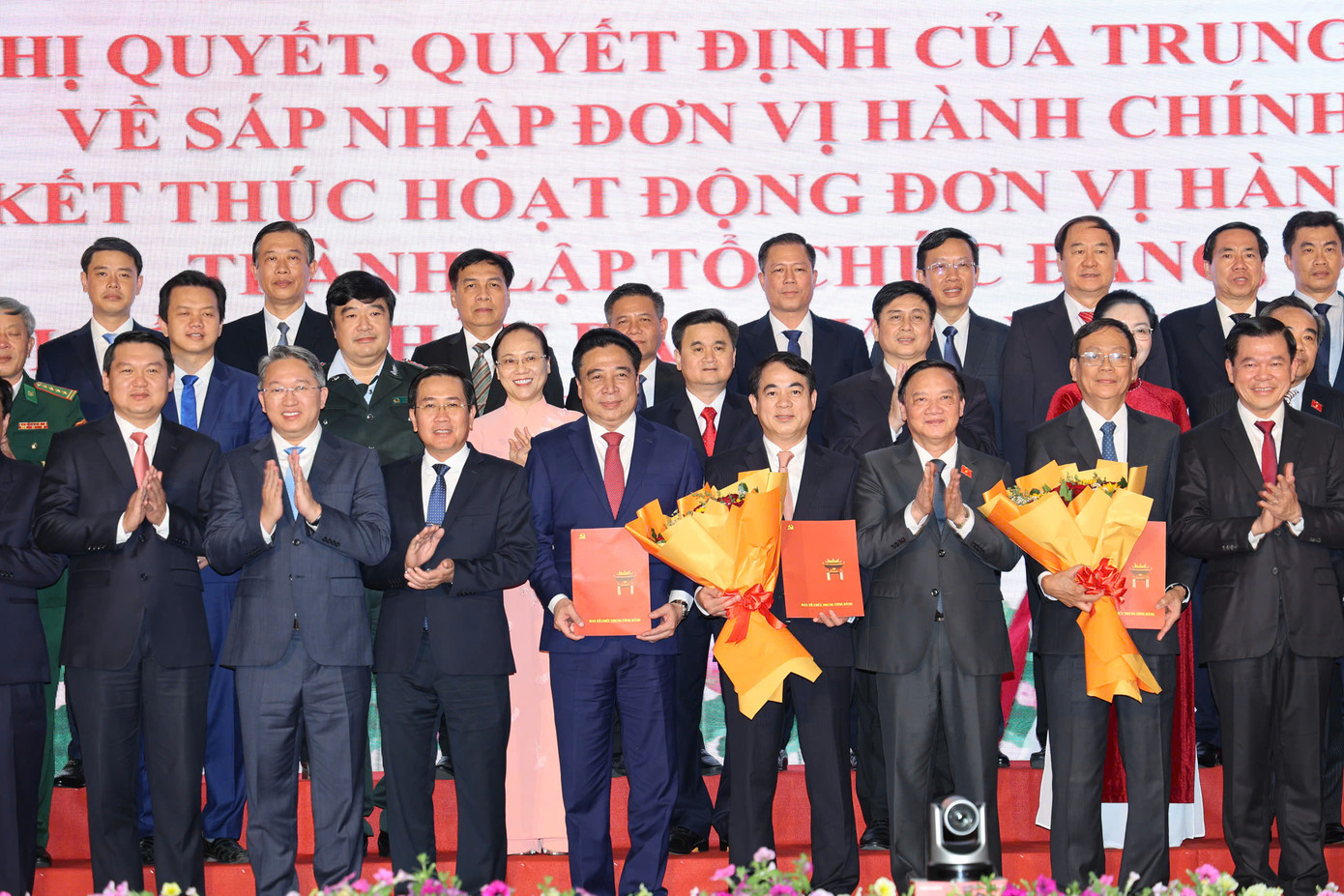 Trao quyết định cho Ban Chấp hành Đảng bộ tỉnh Khánh Hòa mới. Trao quyết định cho Ban Chấp hành Đảng bộ tỉnh Khánh Hòa mới.