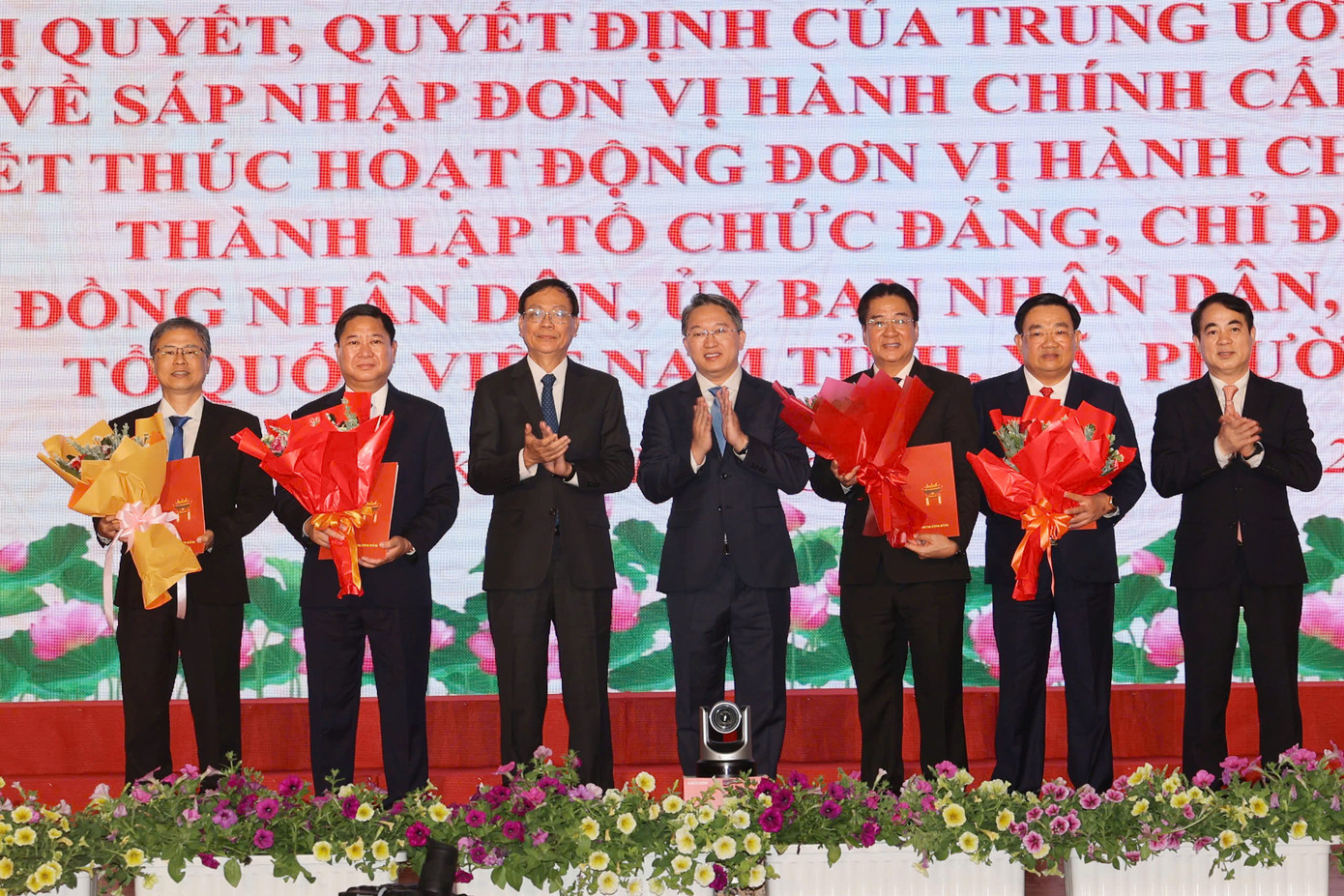 Trao các quyết định chỉ định Chủ tịch và Phó Chủ tịch UBND tỉnh Khánh Hòa. Trao các quyết định chỉ định Chủ tịch và Phó Chủ tịch UBND tỉnh Khánh Hòa.