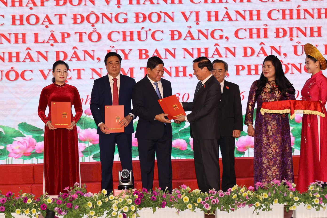 Phó Chủ tịch Thường trực Quốc hội trao các Quyết định chỉ định Đoàn ĐBQH và HĐND tỉnh Khánh Hòa. Phó Chủ tịch Thường trực Quốc hội trao các Quyết định chỉ định Đoàn ĐBQH và HĐND tỉnh Khánh Hòa.