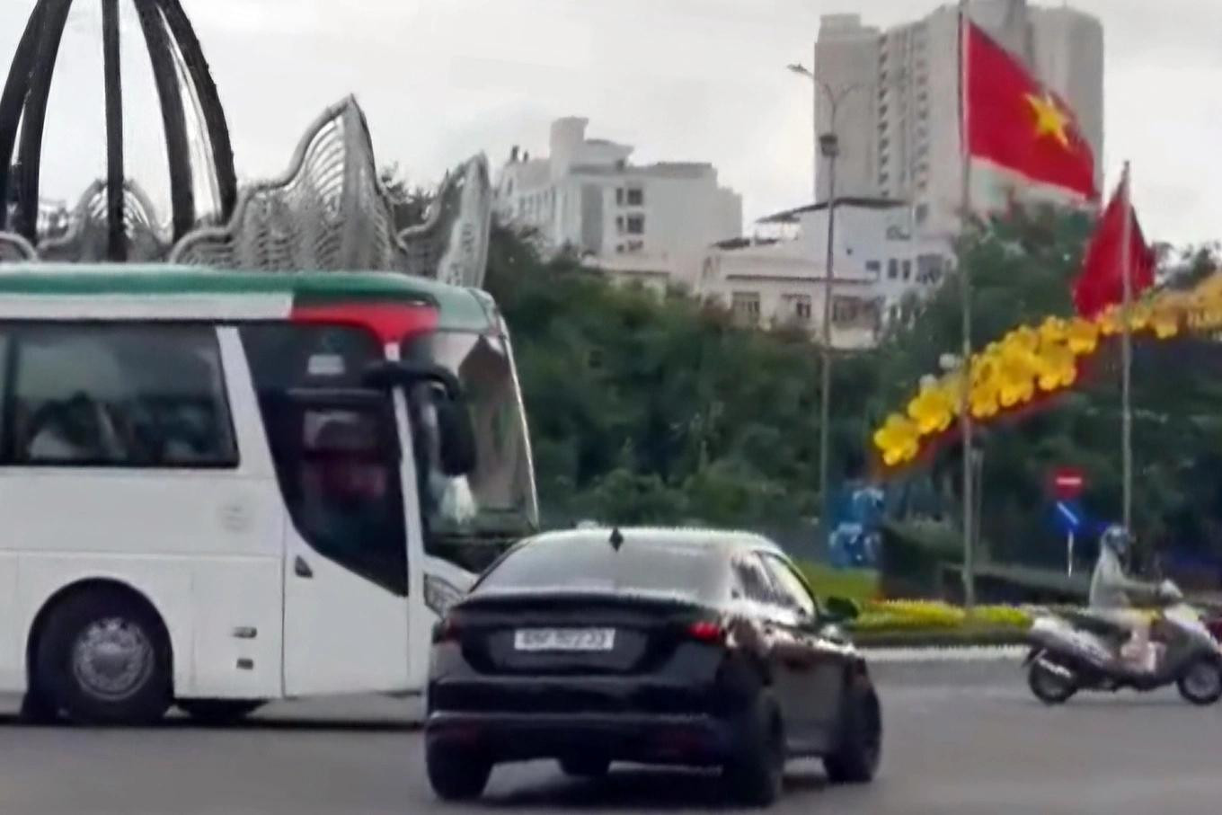 Ô tô lạng lách, tạt đầu xe khách trên đường phố Nha Trang. Ảnh: Cắt từ clip.