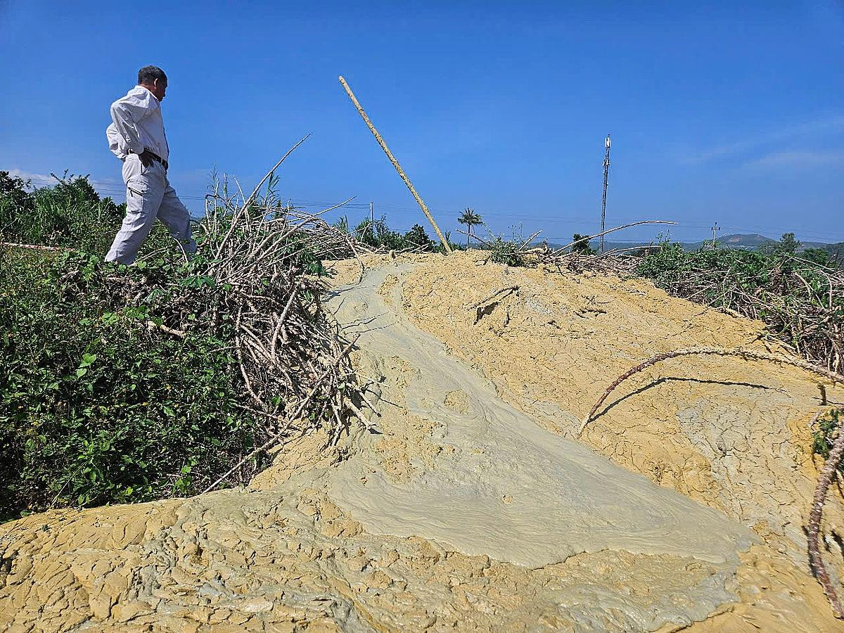 Hiện tượng bùn phun trào tại huyện Đồng Xuân. Ảnh: Cao Quốc Hiện tượng bùn phun trào tại huyện Đồng Xuân. Ảnh: Cao Quốc