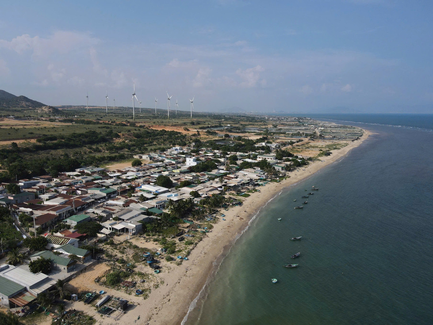 Thôn Vĩnh Trường nằm cách TP. Phan Rang - Tháp Chàm khoảng 20 km về phía Nam, trước đây được quy hoạch xây dựng nhà máy điện hạt nhân Ninh Thuận 1, công suất khoảng 2.000 MW. Diện tích quy hoạch nhà máy trên đất liền là 502 ha. Người dân nơi đây chủ yếu làm nghề nuôi trồng đánh bắt hải sản.
