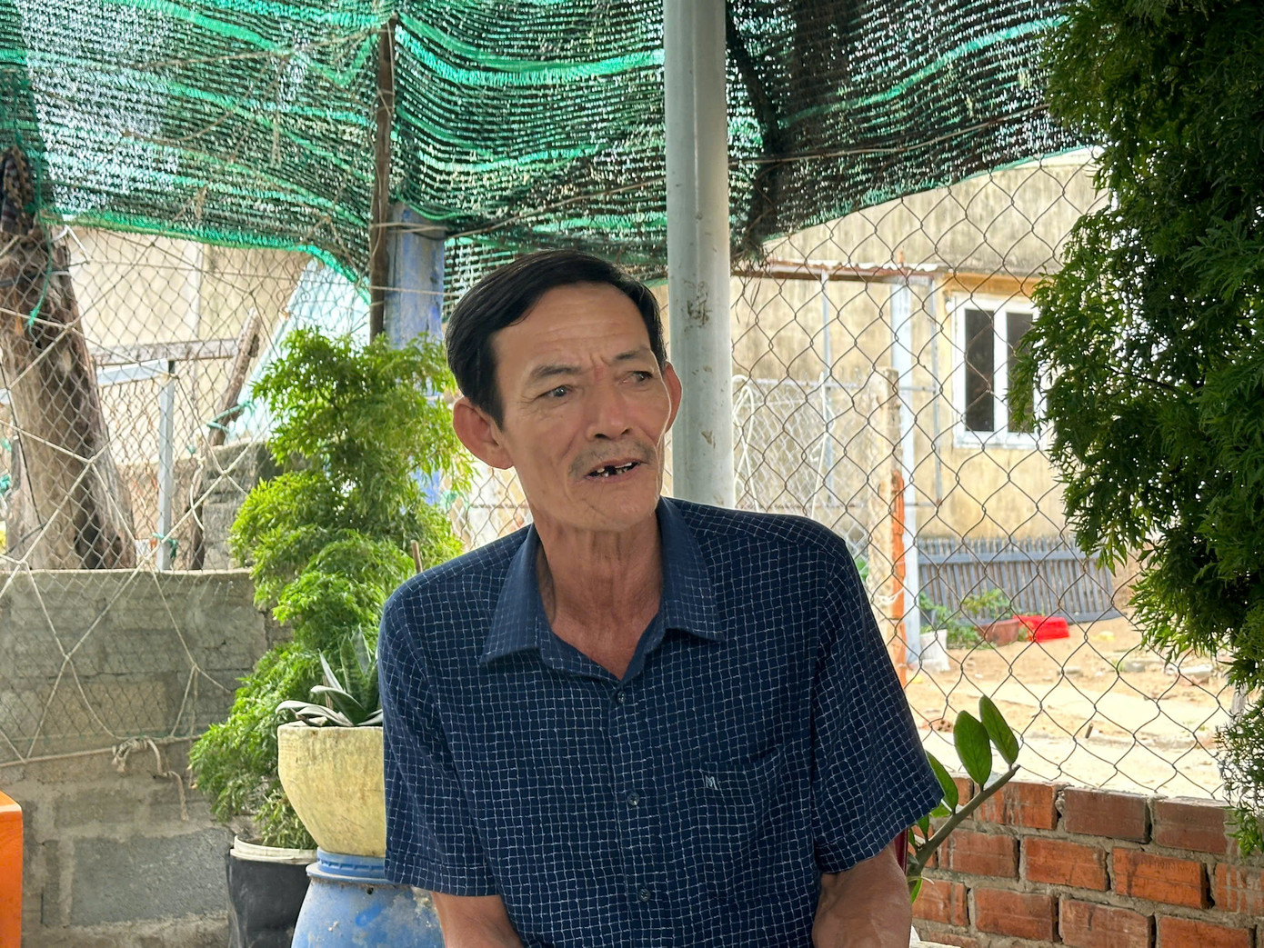 Ông Nguyễn Văn Thắng - Trưởng thôn Vĩnh Trường, chia sẻ, khi nghe thông tin về chủ trương về việc tái khởi động điện hạt nhân, bản thân ông cũng như người dân trong thôn đều hết sức đồng tình, ủng hộ. "Bà con kỳ vọng dự án sẽ mang lại sự đổi thay và phát triển mạnh mẽ cho địa phương, đất nước. Đồng thời mong muốn Nhà nước có chính sách tái định cư, chuyển đổi nghề phù hợp để ổn định đời sống cho nhân dân", ông Thắng nói.