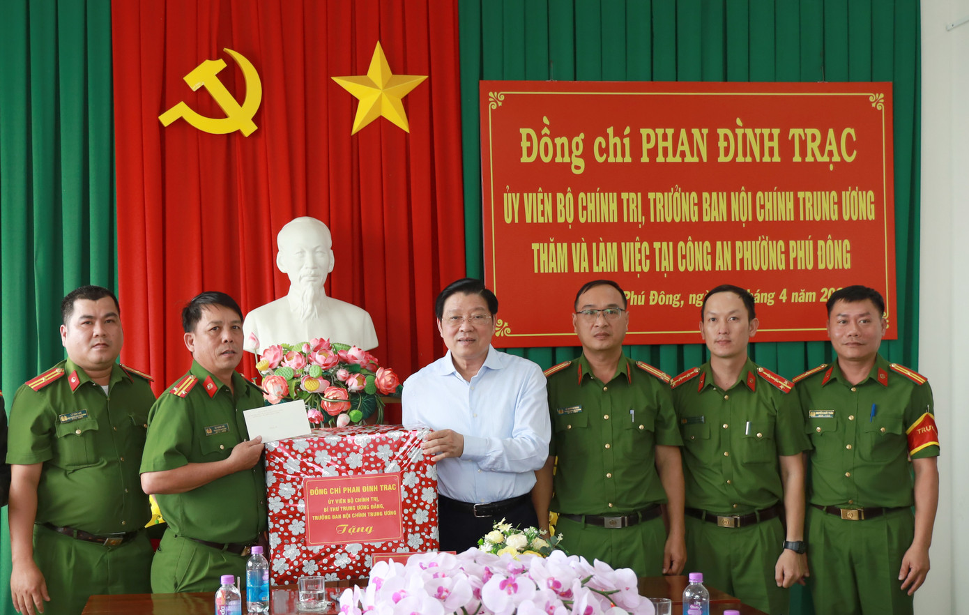 Trưởng ban Nội chính Trung ương tặng quà Công an phường Phú Đông.