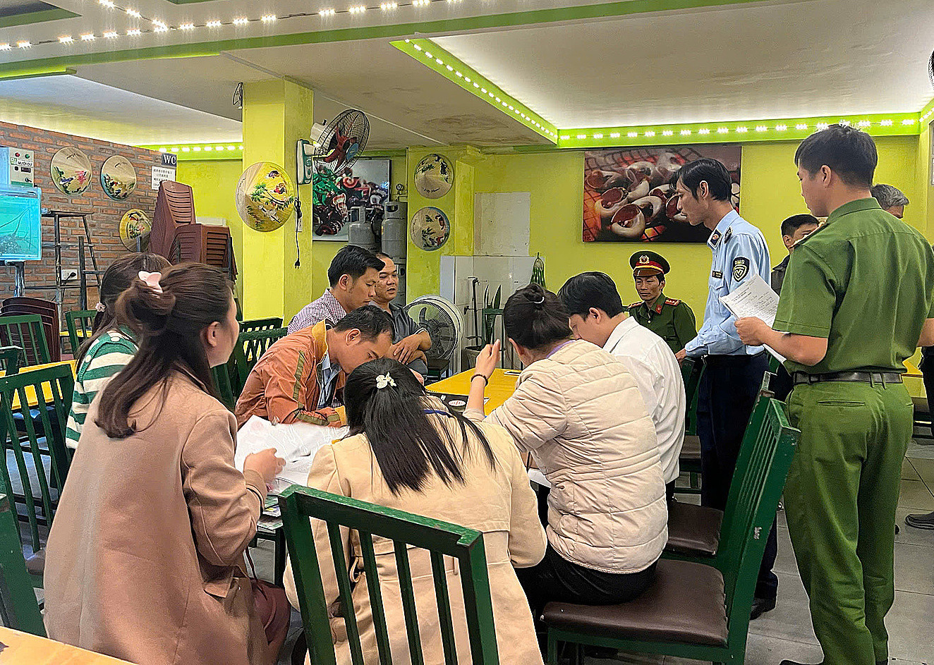 Đoàn kiểm tra làm việc với chủ nhà hàng Aroma Beach bị khách tố "chặt chém".