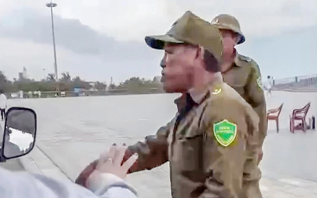 Bảo vệ có hành vi chửi bới, xúc phạm du khách tại quảng trường Tháp Nghinh Phong. Ảnh chụp từ clip Bảo vệ có hành vi chửi bới, xúc phạm du khách tại quảng trường Tháp Nghinh Phong. Ảnh chụp từ clip