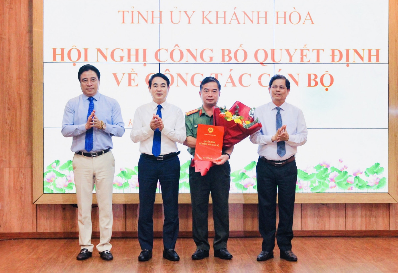 Thường trực Tỉnh ủy Khánh Hòa chúc mừng Đại tá Nguyễn Hữu Phước (thứ 2 bên phải ảnh). Thường trực Tỉnh ủy Khánh Hòa chúc mừng Đại tá Nguyễn Hữu Phước (thứ 2 bên phải ảnh).
