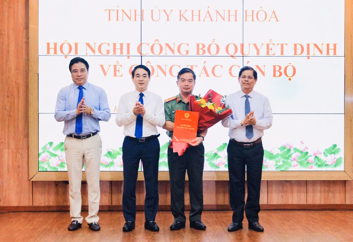 Thường trực Tỉnh ủy Khánh Hòa chúc mừng Đại tá Nguyễn Hữu Phước (thứ 2 bên phải ảnh).