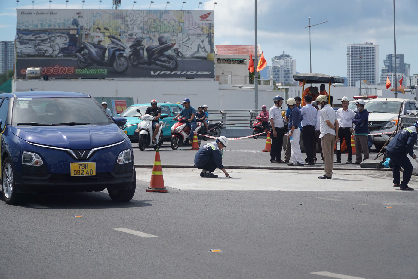 Đơn vị thi công đang kiểm tra vết sụt lún.