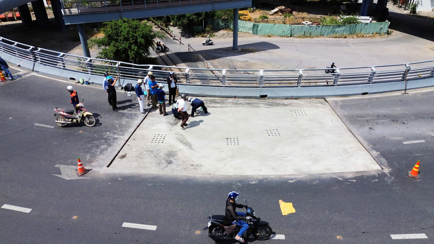 Tiến hành bóc tách lớp nhựa để kiểm tra vị trí sụt lún.