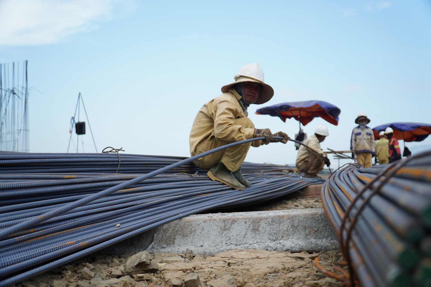 Công nhân thi công trên công trường cao tốc Khánh Hòa - Buôn Ma Thuột. Ảnh V.K. Công nhân thi công trên công trường cao tốc Khánh Hòa - Buôn Ma Thuột. Ảnh V.K.