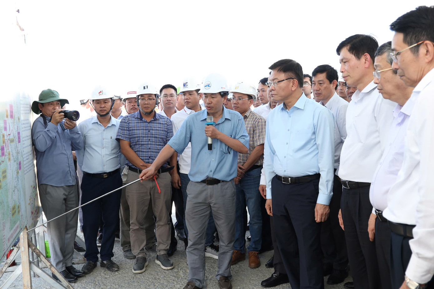 Phó Thủ tướng Lê Thành Long (thứ 4 từ phải qua) nghe đơn vị chủ đầu tư báo cáo về cao tốc Khánh Hòa - Buôn Ma Thuột (dự án thành phần 1). Phó Thủ tướng Lê Thành Long (thứ 4 từ phải qua) nghe đơn vị chủ đầu tư báo cáo về cao tốc Khánh Hòa - Buôn Ma Thuột (dự án thành phần 1).