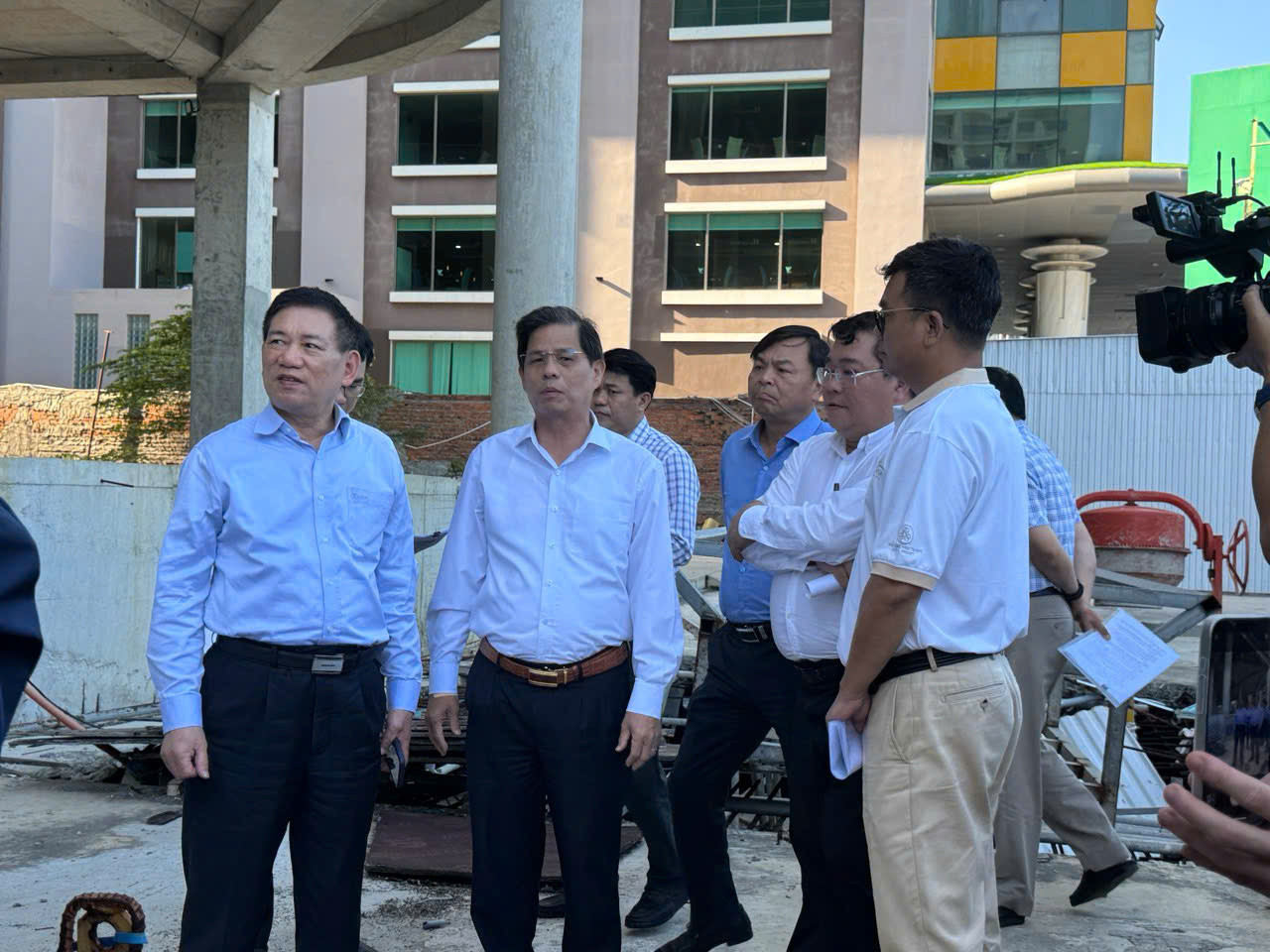 Phó Thủ tướng Hồ Đức Phớc (bên trái ảnh) ghi nhận những các vướng mắc của 4 dự án và sẽ có cuộc họp bàn giải pháp tháo gỡ. Phó Thủ tướng Hồ Đức Phớc (bên trái ảnh) ghi nhận những các vướng mắc của 4 dự án và sẽ có cuộc họp bàn giải pháp tháo gỡ.