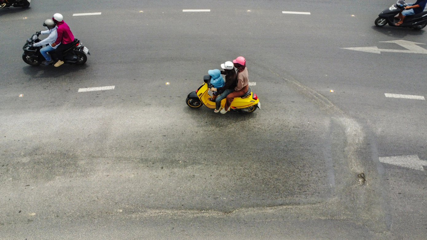 Khu vực xuất hiện vết sụt lún tại nút giao Ngọc Hội. Khu vực xuất hiện vết sụt lún tại nút giao Ngọc Hội.