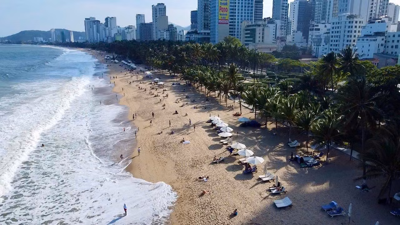 Trả lời PV Tiền Phong, ông Nguyễn Văn Minh - Phó Chủ tịch UBND TP Nha Trang, cho biết thời gian tới, thành phố Nha Trang có chỉ đạo rà soát lại hoạt động cho thuê ghế, thuê dù trên bờ biển để đảm bảo an ninh trật tự, mỹ quan đô thị và tránh xảy ra tình trạng như sự việc vừa rồi.