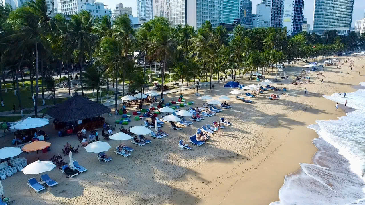 Bãi biển Nha Trang dài hơn 10 km chạy dọc theo đường Trần Phú được mệnh danh là con đường biển đẹp nhất Việt Nam. Thế nhưng dọc theo bãi biển này có hàng trăm ghế dù "vây kín" khiến nhiều người dân, du khách bức xúc.