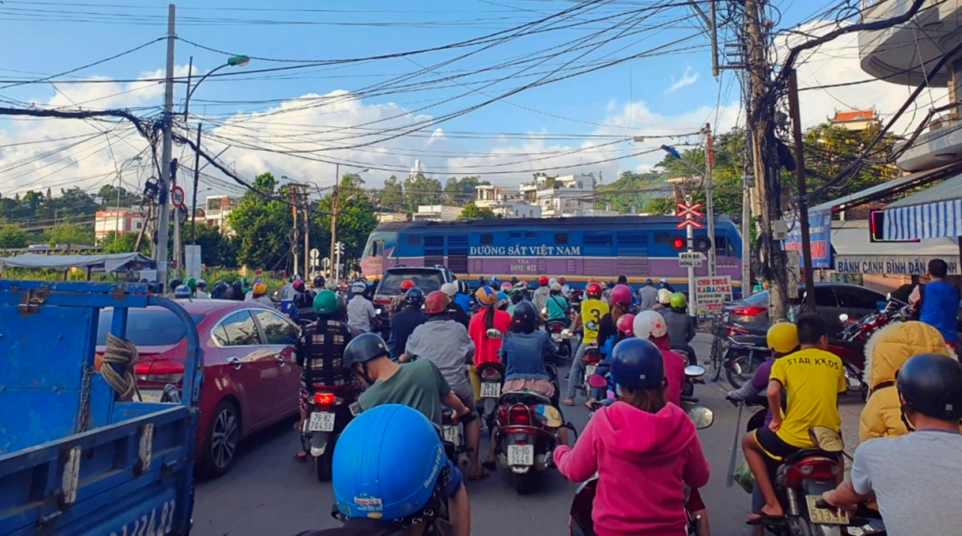 Vào giờ cao điểm, tàu chạy khu vực Mả Vòng bị ùn tắc nghiêm trọng. Vào giờ cao điểm, tàu chạy khu vực Mả Vòng bị ùn tắc nghiêm trọng.