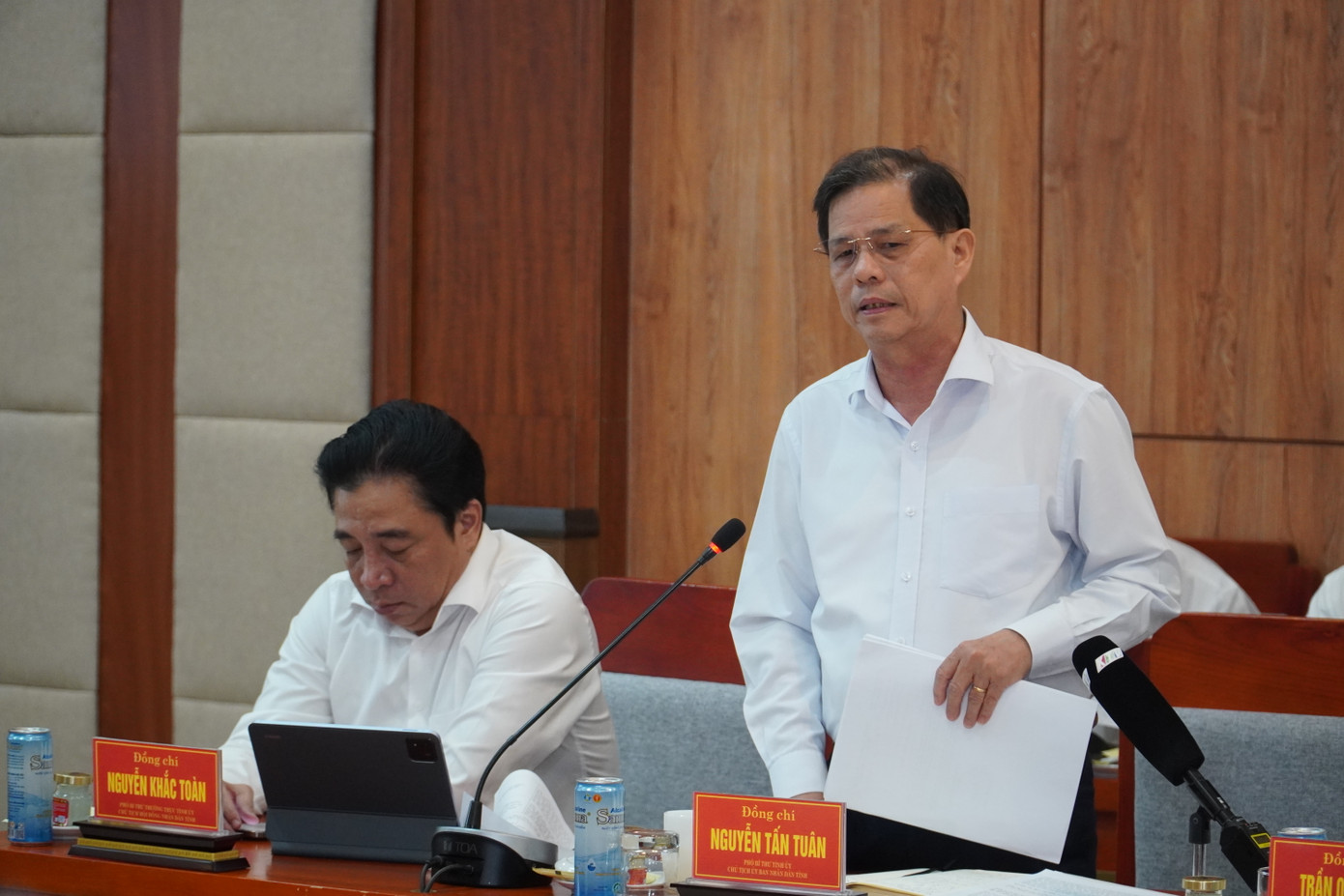 Ông Nguyễn Tấn Tuân - Chủ tịch UBND tỉnh Khánh Hòa (người đứng).