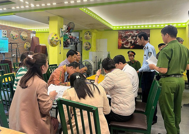 Đoàn kiểm tra liên ngành làm việc với chủ nhà hàng Aroma Beach. Đoàn kiểm tra liên ngành làm việc với chủ nhà hàng Aroma Beach.