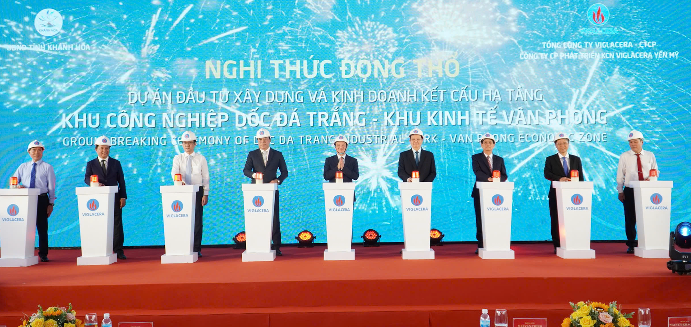 Các đại biểu nhấn nút động thổ khu công nghiệp Dốc Đá Trắng. Các đại biểu nhấn nút động thổ khu công nghiệp Dốc Đá Trắng.